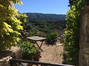 Ein Ruheplatz mit Aussicht in Menerbes