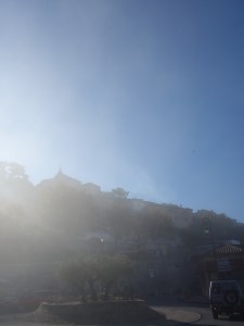 Die obere Kirche im Gegelicht des Nebels